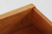 オーク材が使用されたシンプルなベッドサイドテーブルです。"Wegner"によってデザインされ、"RYmobler社"によって製造された当時の物です。引き出し内部に「DANISH」のロゴプレートがあった様ですが、残念ながら取れてしまっています。