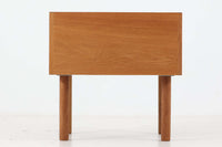 オーク材が使用されたシンプルなベッドサイドテーブルです。"Wegner"によってデザインされ、"RYmobler社"によって製造された当時の物です。引き出し内部に「DANISH」のロゴプレートがあった様ですが、残念ながら取れてしまっています。