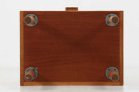 オーク材が使用されたシンプルなベッドサイドテーブルです。"Wegner"によってデザインされ、"RYmobler社"によって製造された当時の物です。引き出し内部に「DANISH」のロゴプレートがあった様ですが、残念ながら取れてしまっています。