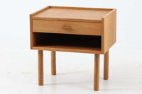 オーク材が使用されたシンプルなベッドサイドテーブルです。"Wegner"によってデザインされ、"RYmobler社"によって製造された当時の物です。引き出し内部に「DANISH」のロゴプレートがございます。