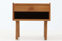 オーク材が使用されたシンプルなベッドサイドテーブルです。"Wegner"によってデザインされ、"RYmobler社"によって製造された当時の物です。引き出し内部に「DANISH」のロゴプレートがございます。