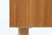 オーク材が使用されたシンプルなベッドサイドテーブルです。"Wegner"によってデザインされ、"RYmobler社"によって製造された当時の物です。引き出し内部に「DANISH」のロゴプレートがございます。