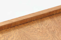 オーク材が使用されたシンプルなベッドサイドテーブルです。"Wegner"によってデザインされ、"RYmobler社"によって製造された当時の物です。引き出し内部に「DANISH」のロゴプレートがございます。