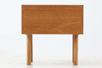 オーク材が使用されたシンプルなベッドサイドテーブルです。"Wegner"によってデザインされ、"RYmobler社"によって製造された当時の物です。引き出し内部に「DANISH」のロゴプレートがございます。