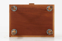 オーク材が使用されたシンプルなベッドサイドテーブルです。"Wegner"によってデザインされ、"RYmobler社"によって製造された当時の物です。引き出し内部に「DANISH」のロゴプレートがございます。