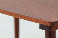 デンマークより買い付けました。シンプルなデザインですが堅牢な造りのネストテーブルです。良質なチーク材が使用されており高級感がございます。記載が無いため確約は出来ませんが、Mobelintarsia社製の物を思われます。脚先がデザインポイントです。