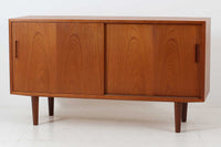 北欧より買い付けたサイドボードです。良質なチーク材が使用されており、シンプルなデザインですがクオリティーの高い作品です。デンマークの品質基準を満たした「DANISHFURNITUREmAKE'SCONTROL」の刻印がございます。