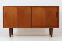 北欧より買い付けたサイドボードです。良質なチーク材が使用されており、シンプルなデザインですがクオリティーの高い作品です。デンマークの品質基準を満たした「DANISHFURNITUREmAKE'SCONTROL」の刻印がございます。