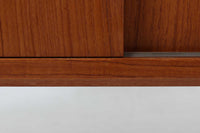 北欧より買い付けたサイドボードです。良質なチーク材が使用されており、シンプルなデザインですがクオリティーの高い作品です。デンマークの品質基準を満たした「DANISHFURNITUREmAKE'SCONTROL」の刻印がございます。