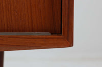 北欧より買い付けたサイドボードです。良質なチーク材が使用されており、シンプルなデザインですがクオリティーの高い作品です。デンマークの品質基準を満たした「DANISHFURNITUREmAKE'SCONTROL」の刻印がございます。