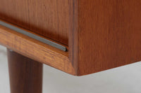 北欧より買い付けたサイドボードです。良質なチーク材が使用されており、シンプルなデザインですがクオリティーの高い作品です。デンマークの品質基準を満たした「DANISHFURNITUREmAKE'SCONTROL」の刻印がございます。