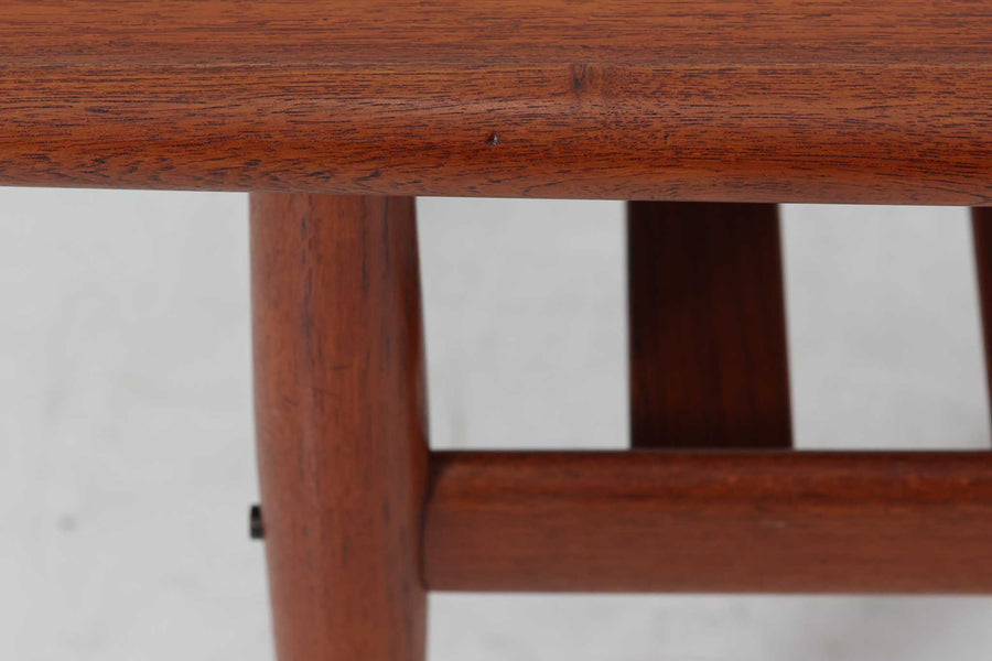 デンマークより買い付けました。女性デザイナー"グレーテヤルク"によってデザインされたセンターテーブルです。滑らかなラインが特徴的で柔らかい印象です。