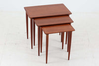 デンマークより買い付けました。シンプルなデザインですが堅牢な造りのネストテーブルです。良質なチーク材が使用されており高級感がございます。