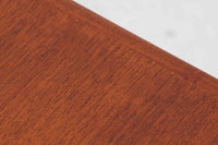 デンマークより買い付けました。シンプルなデザインですが堅牢な造りのネストテーブルです。良質なチーク材が使用されており高級感がございます。