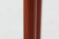 デンマークより買い付けました。シンプルなデザインですが堅牢な造りのネストテーブルです。良質なチーク材が使用されており高級感がございます。