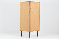 北欧より買い付けたビンテージ品のコーナーキャビネットです。良質なチーク材で作られたこのキャビネットは、耐久性と美しさを兼ね備えています。ガラス扉は内部の展示品を美しく飾り、収納スペースは引き戸で、使いやすさと機能性を高めています。このキャビネットは、北欧の伝統的な職人技を感じさせ、お部屋に上品で温かみのある雰囲気を醸し出します。