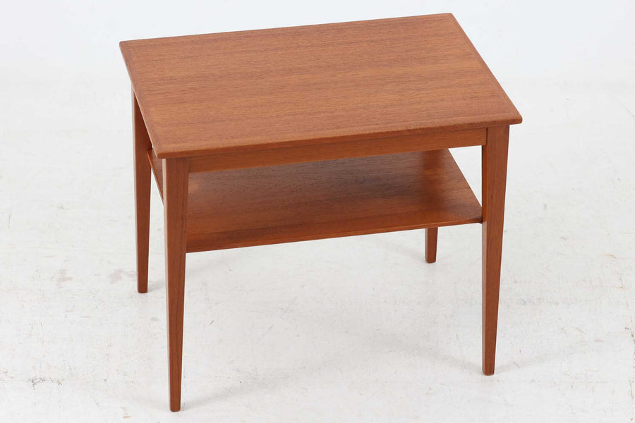 北欧より買い付けたサイドテーブルです。良質なチーク材が使用されています。棚付きで使い勝手の良いサイズ感です。
