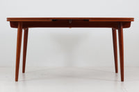 北欧より買い付けました。ハンス・ウェーグナーによってデザインされた「AT312」です。ウェグナーを代表するテーブルで幕板と脚の形状が特徴的なデザインです。天板と脚部が全てチーク材の希少なモデルです。脚部は取り外しが出来ませんので、搬入経路をご確認の上ご検討くださいませ。