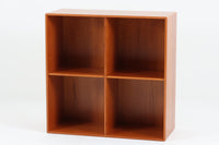 北欧より買い付けたmontana社製のユニットシェルフです。北欧デンマーク発祥のモダンデザインの傑作です。モンタナは、機能性と美しさを絶妙に融合させ、カスタマイズ可能な家具で知られています。その中でも、montanaのシェルフはその傑出したデザインと高品質な製造で世界中のデザイン愛好者に愛されています。木目が美しいチェリーウッドが使用されています。