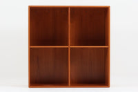 北欧より買い付けたmontana社製のユニットシェルフです。北欧デンマーク発祥のモダンデザインの傑作です。モンタナは、機能性と美しさを絶妙に融合させ、カスタマイズ可能な家具で知られています。その中でも、montanaのシェルフはその傑出したデザインと高品質な製造で世界中のデザイン愛好者に愛されています。木目が美しいチェリーウッドが使用されています。