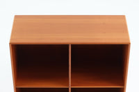 北欧より買い付けたmontana社製のユニットシェルフです。北欧デンマーク発祥のモダンデザインの傑作です。モンタナは、機能性と美しさを絶妙に融合させ、カスタマイズ可能な家具で知られています。その中でも、montanaのシェルフはその傑出したデザインと高品質な製造で世界中のデザイン愛好者に愛されています。木目が美しいチェリーウッドが使用されています。