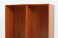 北欧より買い付けたmontana社製のユニットシェルフです。北欧デンマーク発祥のモダンデザインの傑作です。モンタナは、機能性と美しさを絶妙に融合させ、カスタマイズ可能な家具で知られています。その中でも、montanaのシェルフはその傑出したデザインと高品質な製造で世界中のデザイン愛好者に愛されています。木目が美しいチェリーウッドが使用されています。