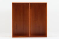 北欧より買い付けたmontana社製のユニットシェルフです。北欧デンマーク発祥のモダンデザインの傑作です。モンタナは、機能性と美しさを絶妙に融合させ、カスタマイズ可能な家具で知られています。その中でも、montanaのシェルフはその傑出したデザインと高品質な製造で世界中のデザイン愛好者に愛されています。木目が美しいチェリーウッドが使用されています。