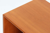 北欧より買い付けたmontana社製のユニットシェルフです。北欧デンマーク発祥のモダンデザインの傑作です。モンタナは、機能性と美しさを絶妙に融合させ、カスタマイズ可能な家具で知られています。その中でも、montanaのシェルフはその傑出したデザインと高品質な製造で世界中のデザイン愛好者に愛されています。木目が美しいチェリーウッドが使用されています。