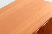 北欧より買い付けたmontana社製のユニットシェルフです。北欧デンマーク発祥のモダンデザインの傑作です。モンタナは、機能性と美しさを絶妙に融合させ、カスタマイズ可能な家具で知られています。その中でも、montanaのシェルフはその傑出したデザインと高品質な製造で世界中のデザイン愛好者に愛されています。木目が美しいチェリーウッドが使用されています。