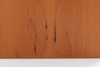 北欧より買い付けたmontana社製のユニットシェルフです。北欧デンマーク発祥のモダンデザインの傑作です。モンタナは、機能性と美しさを絶妙に融合させ、カスタマイズ可能な家具で知られています。その中でも、montanaのシェルフはその傑出したデザインと高品質な製造で世界中のデザイン愛好者に愛されています。木目が美しいチェリーウッドが使用されています。