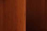 北欧より買い付けたmontana社製のユニットシェルフです。北欧デンマーク発祥のモダンデザインの傑作です。モンタナは、機能性と美しさを絶妙に融合させ、カスタマイズ可能な家具で知られています。その中でも、montanaのシェルフはその傑出したデザインと高品質な製造で世界中のデザイン愛好者に愛されています。木目が美しいチェリーウッドが使用されています。