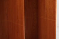 北欧より買い付けたMontana社製のユニットシェルフです。ユニットは組み合わせたり、壁面に取り付けたりと拡張性があるため、デンマークで長く愛されています。木目が美しいチェリーウッドが使用されています。