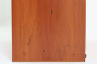 北欧より買い付けたmontana社製のユニットシェルフです。北欧デンマーク発祥のモダンデザインの傑作です。モンタナは、機能性と美しさを絶妙に融合させ、カスタマイズ可能な家具で知られています。その中でも、montanaのシェルフはその傑出したデザインと高品質な製造で世界中のデザイン愛好者に愛されています。木目が美しいチェリーウッドが使用されています。