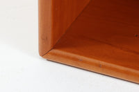 北欧より買い付けたmontana社製のユニットシェルフです。北欧デンマーク発祥のモダンデザインの傑作です。モンタナは、機能性と美しさを絶妙に融合させ、カスタマイズ可能な家具で知られています。その中でも、montanaのシェルフはその傑出したデザインと高品質な製造で世界中のデザイン愛好者に愛されています。木目が美しいチェリーウッドが使用されています。