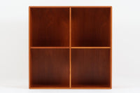 北欧より買い付けたmontana社製のユニットシェルフです。北欧デンマーク発祥のモダンデザインの傑作です。モンタナは、機能性と美しさを絶妙に融合させ、カスタマイズ可能な家具で知られています。その中でも、montanaのシェルフはその傑出したデザインと高品質な製造で世界中のデザイン愛好者に愛されています。木目が美しいチェリーウッドが使用されています。