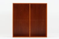 北欧より買い付けたmontana社製のユニットシェルフです。北欧デンマーク発祥のモダンデザインの傑作です。モンタナは、機能性と美しさを絶妙に融合させ、カスタマイズ可能な家具で知られています。その中でも、montanaのシェルフはその傑出したデザインと高品質な製造で世界中のデザイン愛好者に愛されています。木目が美しいチェリーウッドが使用されています。