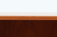 北欧より買い付けたmontana社製のユニットシェルフです。北欧デンマーク発祥のモダンデザインの傑作です。モンタナは、機能性と美しさを絶妙に融合させ、カスタマイズ可能な家具で知られています。その中でも、montanaのシェルフはその傑出したデザインと高品質な製造で世界中のデザイン愛好者に愛されています。木目が美しいチェリーウッドが使用されています。