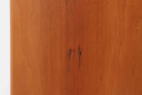 北欧より買い付けたmontana社製のユニットシェルフです。北欧デンマーク発祥のモダンデザインの傑作です。モンタナは、機能性と美しさを絶妙に融合させ、カスタマイズ可能な家具で知られています。その中でも、montanaのシェルフはその傑出したデザインと高品質な製造で世界中のデザイン愛好者に愛されています。木目が美しいチェリーウッドが使用されています。