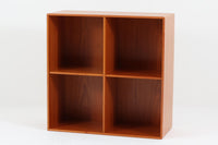 北欧より買い付けたmontana社製のユニットシェルフです。北欧デンマーク発祥のモダンデザインの傑作です。モンタナは、機能性と美しさを絶妙に融合させ、カスタマイズ可能な家具で知られています。その中でも、montanaのシェルフはその傑出したデザインと高品質な製造で世界中のデザイン愛好者に愛されています。木目が美しいチェリーウッドが使用されています。