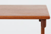 デンマークより買い付けたネストテーブルです。良質なチーク材が使用されており高級感がございます。脚の形が特徴的なデザインです。