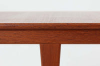 デンマークより買い付けたネストテーブルです。良質なチーク材が使用されており高級感がございます。脚の形が特徴的なデザインです。