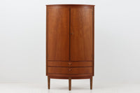 デンマーク製のコーナーキャビネットです。良質なチーク材が贅沢に使用されています。