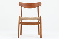 CH23は1950年、ウェグナーがCarl Hansen&Son社のためにデザインした最初の椅子コレクションの1つです。繊細でありながらも力強いデザインが特徴で、手作りの職人技で作り上げられた無垢の木材が、チェアに優雅で自然な風合いをもたらします。特に背もたれと後ろ脚の繋ぎ目は、そのデザインの特徴となっており、独自性とクラフトマンシップの見本と言えるでしょう。CH23ダイニングチェアは、2017年にCarl Hansen&Son社より復刻されましたが、チーク×オーク材のモデルはビンテージ品でのみ入手可能となっています。