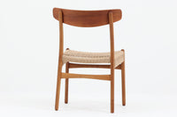 CH23は1950年、ウェグナーがCarl Hansen&Son社のためにデザインした最初の椅子コレクションの1つです。繊細でありながらも力強いデザインが特徴で、手作りの職人技で作り上げられた無垢の木材が、チェアに優雅で自然な風合いをもたらします。特に背もたれと後ろ脚の繋ぎ目は、そのデザインの特徴となっており、独自性とクラフトマンシップの見本と言えるでしょう。CH23ダイニングチェアは、2017年にCarl Hansen&Son社より復刻されましたが、チーク×オーク材のモデルはビンテージ品でのみ入手可能となっています。