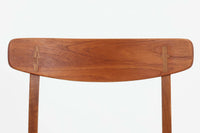 CH23は1950年、ウェグナーがCarl Hansen&Son社のためにデザインした最初の椅子コレクションの1つです。繊細でありながらも力強いデザインが特徴で、手作りの職人技で作り上げられた無垢の木材が、チェアに優雅で自然な風合いをもたらします。特に背もたれと後ろ脚の繋ぎ目は、そのデザインの特徴となっており、独自性とクラフトマンシップの見本と言えるでしょう。CH23ダイニングチェアは、2017年にCarl Hansen&Son社より復刻されましたが、チーク×オーク材のモデルはビンテージ品でのみ入手可能となっています。