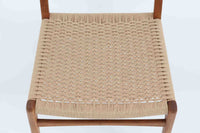 CH23は1950年、ウェグナーがCarl Hansen&Son社のためにデザインした最初の椅子コレクションの1つです。繊細でありながらも力強いデザインが特徴で、手作りの職人技で作り上げられた無垢の木材が、チェアに優雅で自然な風合いをもたらします。特に背もたれと後ろ脚の繋ぎ目は、そのデザインの特徴となっており、独自性とクラフトマンシップの見本と言えるでしょう。CH23ダイニングチェアは、2017年にCarl Hansen&Son社より復刻されましたが、チーク×オーク材のモデルはビンテージ品でのみ入手可能となっています。