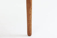 CH23は1950年、ウェグナーがCarl Hansen&Son社のためにデザインした最初の椅子コレクションの1つです。繊細でありながらも力強いデザインが特徴で、手作りの職人技で作り上げられた無垢の木材が、チェアに優雅で自然な風合いをもたらします。特に背もたれと後ろ脚の繋ぎ目は、そのデザインの特徴となっており、独自性とクラフトマンシップの見本と言えるでしょう。CH23ダイニングチェアは、2017年にCarl Hansen&Son社より復刻されましたが、チーク×オーク材のモデルはビンテージ品でのみ入手可能となっています。