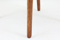 CH23は1950年、ウェグナーがCarl Hansen&Son社のためにデザインした最初の椅子コレクションの1つです。繊細でありながらも力強いデザインが特徴で、手作りの職人技で作り上げられた無垢の木材が、チェアに優雅で自然な風合いをもたらします。特に背もたれと後ろ脚の繋ぎ目は、そのデザインの特徴となっており、独自性とクラフトマンシップの見本と言えるでしょう。CH23ダイニングチェアは、2017年にCarl Hansen&Son社より復刻されましたが、チーク×オーク材のモデルはビンテージ品でのみ入手可能となっています。