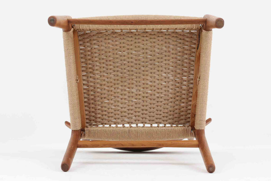 CH23は1950年、ウェグナーがCarl Hansen＆Son社のためにデザインした最初の椅子コレクションの1つです。繊細でありながらも力強いデザインが特徴で、手作りの職人技で作り上げられた無垢の木材が、チェアに優雅で自然な風合いをもたらします。特に背もたれと後ろ脚の繋ぎ目は、そのデザインの特徴となっており、独自性とクラフトマンシップの見本と言えるでしょう。CH23ダイニングチェアは、2017年にCarl Hansen＆Son社より復刻されましたが、チーク×オーク材のモデルはビンテージ品でのみ入手可能となっています。