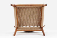 CH23は1950年、ウェグナーがCarl Hansen＆Son社のためにデザインした最初の椅子コレクションの1つです。繊細でありながらも力強いデザインが特徴で、手作りの職人技で作り上げられた無垢の木材が、チェアに優雅で自然な風合いをもたらします。特に背もたれと後ろ脚の繋ぎ目は、そのデザインの特徴となっており、独自性とクラフトマンシップの見本と言えるでしょう。CH23ダイニングチェアは、2017年にCarl Hansen＆Son社より復刻されましたが、チーク×オーク材のモデルはビンテージ品でのみ入手可能となっています。